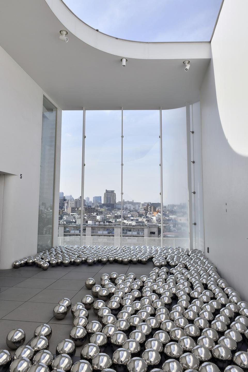 世界的有名なアートの世界へ【新宿区草間彌生美術館】｜*and trip. た